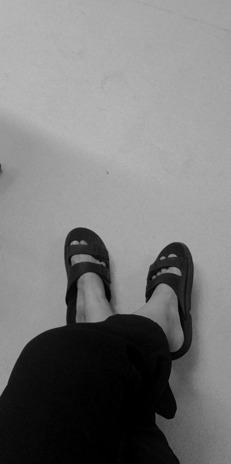 Pap Sandal Aesthetic, Pap Sandal, Sandals Aesthetic, Hand Pic, Pap Random, Girl Hand, Tumblr Photography, Apa Aja, Barbara Palvin