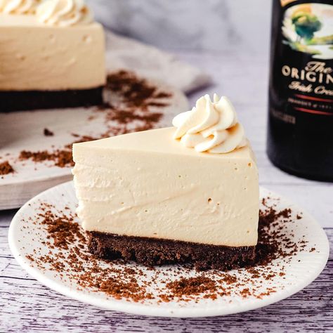 No Bake Baileys Cheesecake No Bake Baileys Cheesecake, Baileys Irish Cream Cheesecake, Baileys Dessert, Baileys Irish Cream Recipes, Chocolate Cheesecake Bites, Baileys Cake, Irish Cream Recipe, Baileys Cheesecake, Baileys Recipes