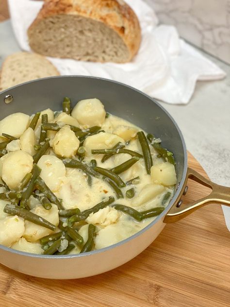 Creamy Green Beans And Potatoes, Green Bean Potato Soup, Creamed Green Beans, Beans Side Dish, Cream Potatoes, Slavic Recipes, Creamy Green Beans, Southern Green Beans, Green Beans Side