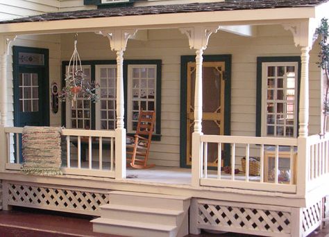 Idea for Miniature Dollhouse Front Porch  - I like the lattice on the bottom. Dollhouse Front Porch, Dollhouse Porch, Doll House Plans, Dollhouse Projects, Dolls House Interiors, Miniature Rooms, Barbie House, Miniature House, Miniature Houses