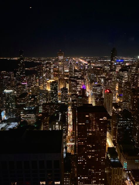 Sitting On A Building At Night, New York Rooftop Bar, The City Aesthetic, Night Cities, Night Life City, City Aesthetic Night, Bed City, Rooftop City, New York Rooftop