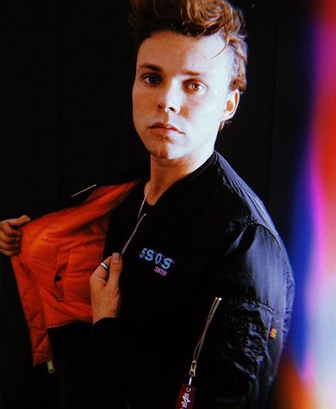 ashton irwin 5sos Ashton, 5sos Memes, O2 Arena, Five Seconds Of Summer, Ashton Irwin, Michael Clifford, Calum Hood, 1d And 5sos, Luke Hemmings