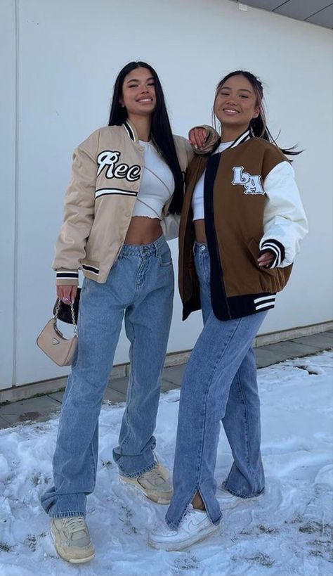 Tan Varsity Jacket Outfit, Bff Matching Outfits, Varsity Jacket Outfit, Friends Goals, Bff Matching, Fall Night, Outfit 2023, University Outfit, Work Fits