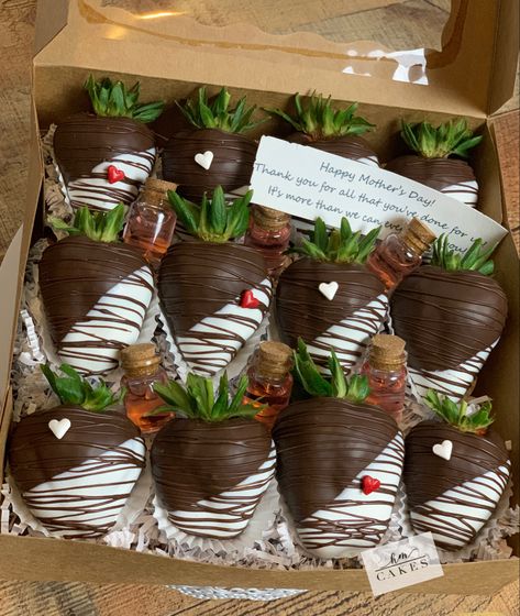 Cakesicles Ideas, Apple Recipes Easy Healthy, Ideas For Mothers Day, Strawberry Sweets, Mothers Day Chocolates, Mothers Day Desserts, Strawberry Box, Chocolate Covered Strawberry Recipe, Chocolate Covered Strawberries Bouquet