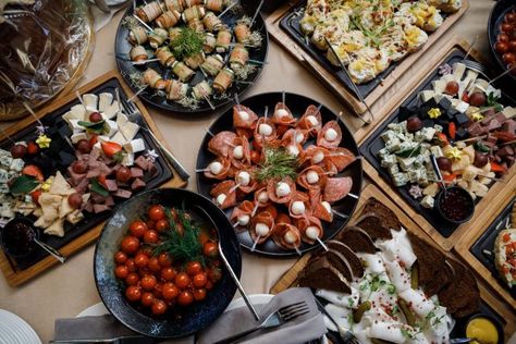 Hapjes buffet zelf maken; inclusief makkelijke, goedkope tips die je vooraf kan maken - HTKL.nl Cold Buffet Food Ideas, Tapas Buffet, Cold Buffet, Group Dinner, Christmas Buffet, Food Buffet, Snack Bites, Buffet Food, Birthday Treats