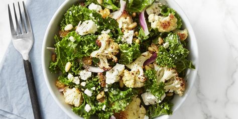 This Kale and Roasted Cauliflower Salad Recipe Will Keep Your Heart Healthy - This Kale and Roasted Cauliflower Salad Recipe is So Easy to Make Cauliflower Kale Salad, Yakimeshi Recipe, Easy Kale Recipes, Roasted Cauliflower Salad, Easy Japanese Recipes, Kale Recipes, Cauliflower Salad, Yummy Salad Recipes, 1200 Calories