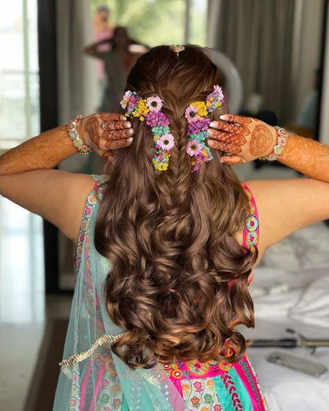 Mehandi Hairstyles, Shadi Hairstyles, Mehendi Hair, Haldi Hairstyle, Navratri Photos, Mehendi Hairstyles, Haldi Bride, Hairstyles For Bride, Casual Hairstyles For Long Hair