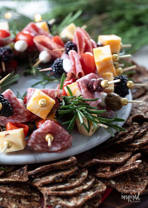 Looking for a holiday appetizer that doubles as a table centerpiece? Try this antipasto skewer wreath for a festive and flavorful start to your celebration. With a mix of cheeses, cured meat, and fresh veggies, it's a merry and bright addition to any holiday celebration. Antipasto Skewer, Wreath Appetizer, Antipasto Wreath, Easy Turkey Recipes Thanksgiving, Easy Thanksgiving Turkey, Food Skewers, Dip Recipes Appetizers, Christmas Appetizers Easy, Antipasto Skewers