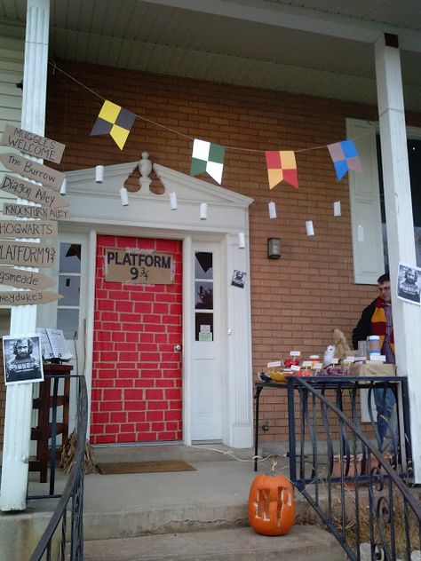 Halloween Decorations Outdoor Harry Potter, Harry Potter Halloween Decor Outdoor, Simple Harry Potter Decorations, Harry Potter Halloween Decorations Outside, Harry Potter Christmas Outdoor, Harry Potter Halloween Front Porch, Harry Potter Halloween Porch, Harry Potter Outdoor Halloween Decorations, Outdoor Harry Potter Halloween