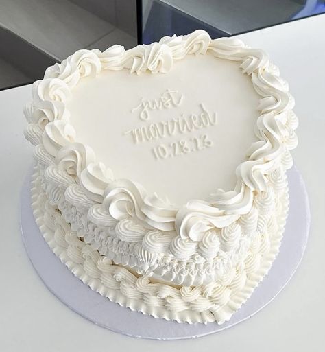 Heart Shaped Wedding Cakes, Wedding Sheet Cakes, Candle Lit Wedding, Heart Wedding Cakes, Small Wedding Cakes, Wedding Cake Photos, 2025 Wedding, Wedding Help, Wedding Dessert