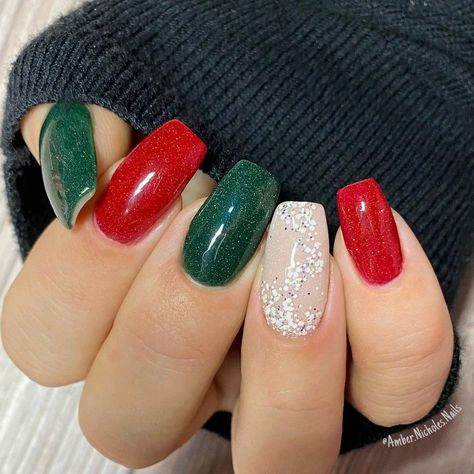 Grinch Dip Nails, Christmas Green And Red Nails, Red And Green Holiday Nails, Red Green And Silver Nails, Red And Green Xmas Nails, Red Green Nails Christmas, Red Green White Nails, Red Green And White Nails, Red And Green Christmas Nail Designs