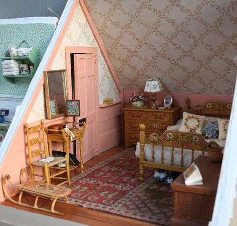 Miniature attic bedroom with Shaker furniture Dollhouse Miniatures Bedroom, Dollhouse Rooms Ideas, Cottage Dollhouse Interior, Dollhouses And Miniatures, Dollhouse Attic, Shaker Pantry, Country Dollhouse, Cottage Dollhouse, Miniature Bedroom