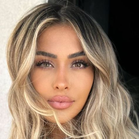 Short Blonde Hair With Dark Roots, Blonde Hair With Dark Roots, Hair With Dark Roots, Balayage Blond, Mom Ideas, Dark Roots Blonde Hair, Dark Hair With Highlights, Dramatic Eyes, Blonde Hair Inspiration