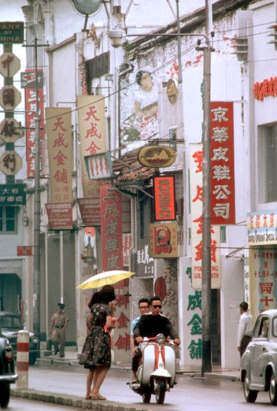 Singapore, 1965. Street scene, Burt Glinn. History Of Singapore, Cute Fanart, Its Raining, Kawaii Drawing, Memes Animes, Singapore Photos, Otaku Art, Old Street, Street Scenes