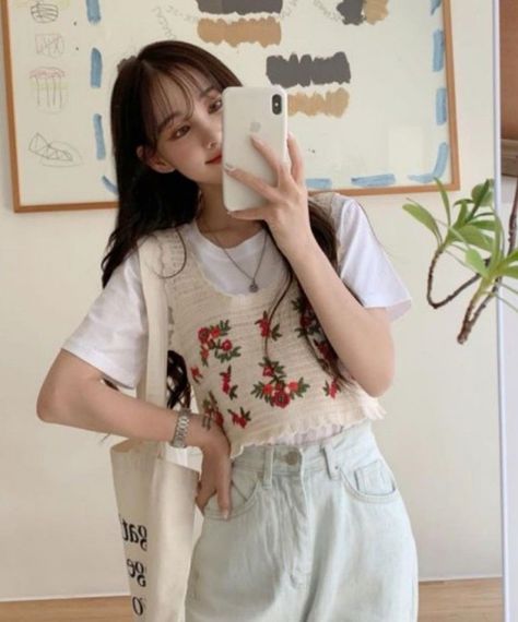 Layered Summer Outfits, Minimalist Korean Fashion, Kfashion Ulzzang, Outfits Minimal, Grunge Tops, Fashion Aesthetic Outfits, Modest Girly Outfits, Vest Outfits For Women, Clothes Grunge