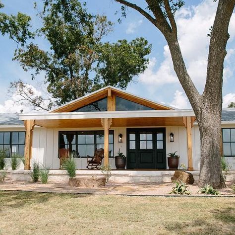 HGTV "Fixer Upper" Paw Paw's House from Season 3 Episode 7 Fixer Upper Homes, Ranch Farmhouse, Ranch House Remodel, Farmhouse Fixer Upper, Fixer Upper House, Ranch Remodel, Brick Ranch, Exterior Remodel, Ranch Style Homes