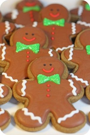 the cutest gingerbread cookies... Halloween Sugar Cookies Decorated, Cookie Craft, Halloween Sugar Cookies, Gingerbread Man Cookies, Ginger Cookies, Xmas Cookies, Gingerbread Men, Christmas Cooking, Cute Cookies