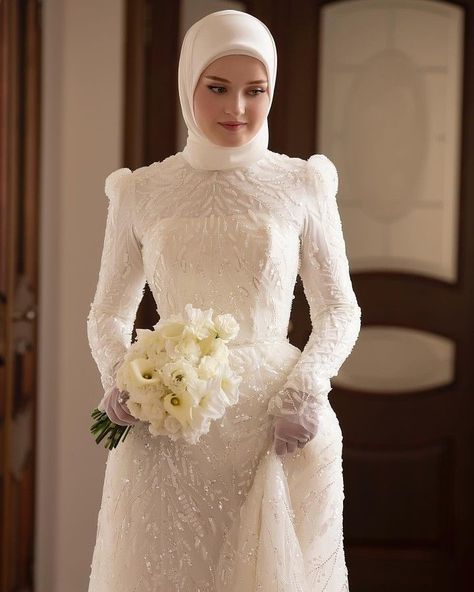 Best Fancy Hijab Collection 2023 https://youtu.be/qe7PvkKRbAA Simple Hijab Bride, Hijab Bride Dress, Abaya And Hijab, Muslim Wedding Dress Hijab Bride, Fancy Abaya, Butterfly Wedding Dress, Wedding Dress Hijab, Bridal Hijab Styles, Unusual Wedding Dresses