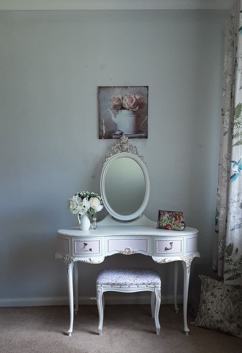 Olympus Vintage French Louis Style Antoinette Dressing Table ,Mirror &Stool. White Table Decorations, White Gold Bedroom, Single Mirror, Vanity Tables, White Dressing Tables, Mirror Stool, Vintage Dressing Tables, Gold Bedroom, Farrow And Ball