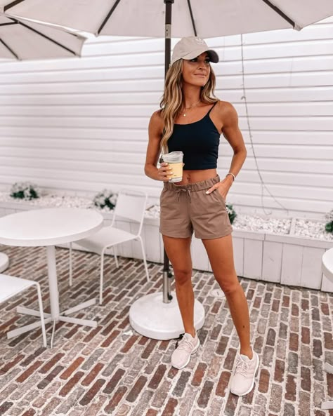 Dress In Fall Outfit, Short Dress Outfit Ideas, Dress And Sweater Outfit, Athletic Outfit Summer, Simple Short Dress, Outfit Ideas Short, Dress And Boots Outfit, Boots Outfit Dress, Short Dress Outfit