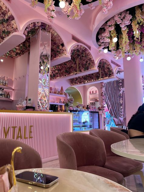 Pink Restaurant Aesthetic, Girly Coffee Shop Aesthetic, Cute Restaurant Ideas, Pink Cafe Interior, Bakery Aesthetic Interior, Aesthetic Cafe Interior, Kitchen Backdrop, Pink Restaurant, Luxury Cafe