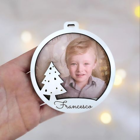 🎄✨ ¡Haz de esta Navidad un momento inolvidable con nuestras esferas navideñas personalizadas! 🌟 Imprime tus recuerdos más queridos y llévalos a tu árbol. Perfectas para regalar o para decorar tu hogar. ¡Dale un toque único a tus fiestas! 📸✨ ¿Listo para crear tu esfera? Envíanos tus fotos y nosotros nos encargamos del resto. #Navidad #EsferasPersonalizadas #RecuerdosNavideños #Decoración #RegalosConAmor #HechoAMano #ChristmasOrnaments #MemoriesMatter