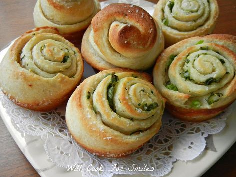 Easy but amazing dinner rolls that will go perfectly with any dinner. These rolls are made with fresh chives, fresh garlic and fresh herbs. Chive Rolls, Herb Rolls, Basil Bread, Garlic Rolls, Savory Appetizer, Our Daily Bread, Breakfast Breads, Dinner Rolls, Fresh Basil