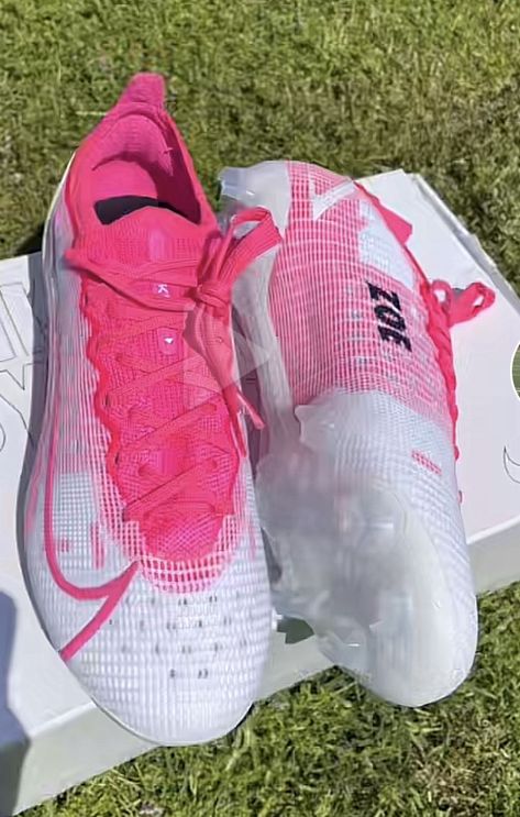 Aesthetic Soccer Cleats, Soccer Boots Aesthetic, Pink Nike Cleats, Cleats Aesthetic, Soccer Cleats Aesthetic, Cute Soccer Cleats, Pink Football Cleats, Soccer Girl Aesthetic, Best Football Shoes