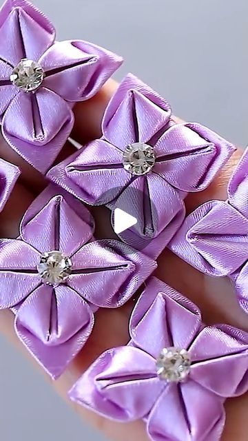 Hair Bows Diy Ribbon, Ribbon Flowers Diy, Ribbon Projects, Kanzashi Tutorial, Ribbon Sewing, Ribbon Flower Tutorial, Diy Ribbon Flowers, Diy Hair Accessories Ribbon, Satin Ribbon Flowers