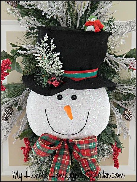 Snowman Wreath Diy, Christmas Primitive Crafts, Humble Home, Easy Christmas Wreaths, Home Decor Crafts, Snowman Wreath, Diy Gardening, Christmas Door Hanger, Xmas Wreaths