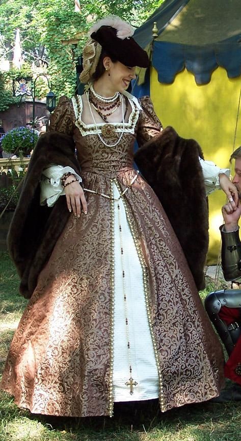 Catherine Parr’s brown gown. 1500s Fashion, Brown Gown, Tudor Gown, Medieval Theme, Renn Faire, Tudor Dress, Catherine Parr, Tudor Fashion, Royalty Dress