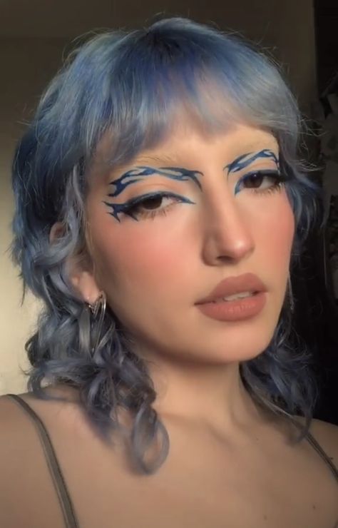 Edgy Blue Makeup, Blue Grafic Eyeliner, Alt Graphic Eyeliner, Blue Graphic Eyeliner, Artsy Eyeliner, Artistic Eyeliner, Creative Eyeliner Looks, Blue Graphic Liner, Alt Eyeliner