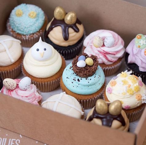 Easter Baking Ideas Cupcakes, Easter Cake Box Ideas, Easter Cupcake, Easter Dessert Boxes, Paas Cupcakes, Easter Lunch Box Cake, Holiday Sweets Recipes, Easter Cupcake Ideas, Easter Cupcakes With Mini Eggs