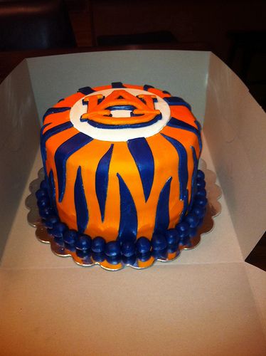 AUsome Auburn Cake!! Who can make this for Connor's b'day? Auburn Cake, Auburn Ideas, Tiger Cake, Sport Cakes, Auburn Tigers, Grooms Cake, Fancy Cakes, Blue And Orange, Pretty Cakes