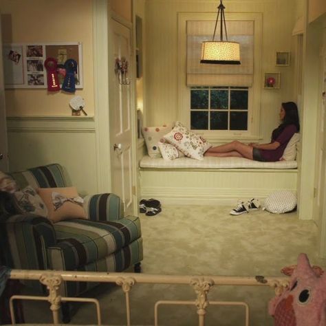 PRETTY LITTLE LIARS!!!!!!!: How to Make Your Room Look Like Emily Fields' Room Ikea Pillows, Tumblr Bedroom, Room Goals, Teen Room Decor, House Room, Teen Room, Room Ideas Bedroom, Dream Rooms, Window Seat