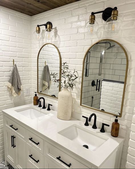 Brick Bathroom Wall, Brick Wall Bathroom, Brick Kitchen Wall, Brick Interior Design, Shower Vanity, Creative Bathroom Design, Brick Bathroom, Vanity Space, Brick Interior