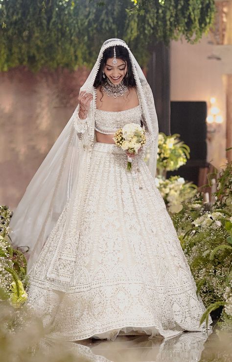 White Bridal Lehenga, Manish Malhotra Lehenga, Mumbai Wedding, Wedding Dresses Indian, Desi Wedding Dresses, Indian Wedding Outfit, Indian Bride Outfits, Indian Dresses Traditional, Tarun Tahiliani