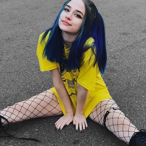 Grunge Is Cute on Instagram: “💜Follow us for more @grungeiscute . 🖼️Picture by @livi.e . . . . . . . #alternative #alternativegirl #alternativestyle #alternativemodel…” Blue Hair Aesthetic, 90s Grunge Hair, Arctic Fox Hair Color, Short Grunge Hair, Hair Streaks, Hair Color Pastel, Short Hair Color, Grunge Girl, Grunge Goth