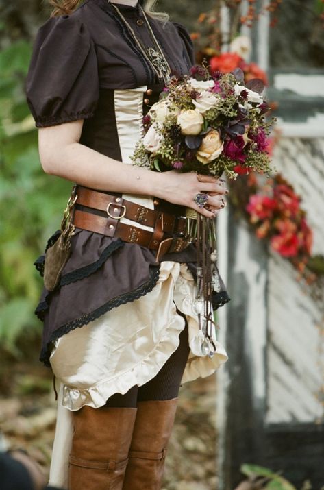 Victorian Steampunk Wedding - Maybe not for a wedding, but I do love the outfit Steampunk Wedding Themes, Steampunk Flowers, Victorian Steampunk Wedding, Steam Punk Wedding, Steampunk Wedding Ideas, Bridesmaids Outfits, Punk Wedding, Steampunk Party, Steampunk Theme