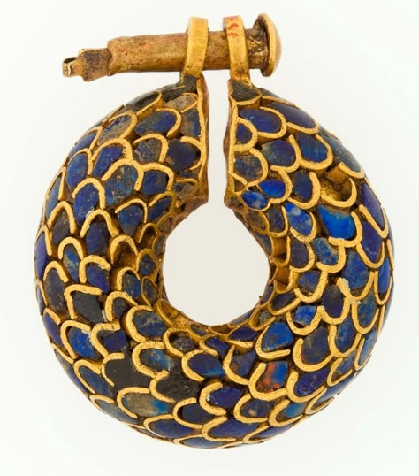 Africa | Earring from Egypt, the New Kingdom, Ramesside period | Dynasty 19. ca. 1295–1186 B.C. | Gold, lapis lazuli Egyptian Jewellery, Starověký Egypt, Walk Like An Egyptian, Africa Earrings, Egypt Jewelry, Ancient Egyptian Jewelry, Ancient Jewels, Jewelry Ancient, Egyptian Artifacts