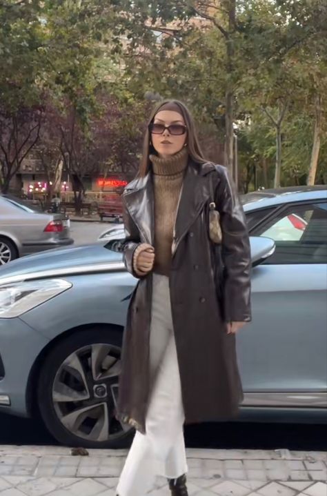 Long leather coat brown, light Brown turtleneck, and white jeans. Trench Coat Outfit Fall, Leather Coat Outfit, New York Winter Fashion, Fall Coat Outfit, Trench Outfit, Brown Leather Pants, Winter Sweater Outfits, Brown Leather Coat, Jacket Outfit Women