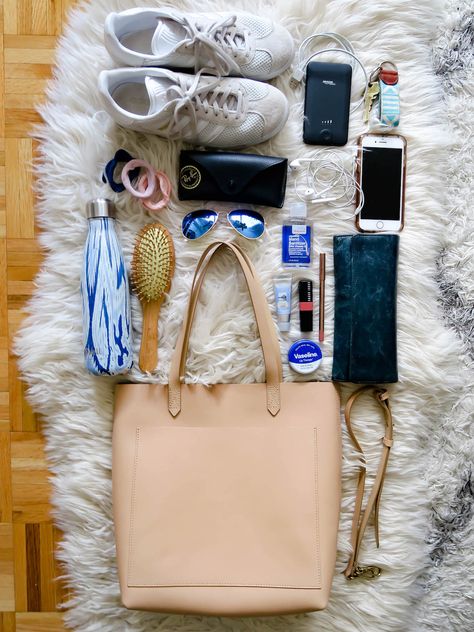 Bag Review | Madewell Medium Transport Tote Madewell Tote Bag, Madewell Tote Outfit, Madewell Bag, Handbag Inspiration, Madewell Tote, Madewell Transport Tote, Style Transformation, Madewell Bags, Wardrobe Goals