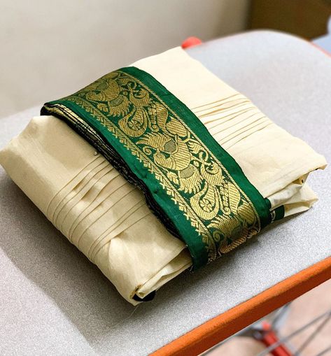 Bhamini Umapathy on Instagram: “From not knowing how to roughly fold a saree to these perfectly fold ready-to-drape saree folding, my love for saree and saree draping has…” Saree Folding, Bridemaids Boxes, Onam Saree, Drape Sarees, Saree Draping, Draping Fashion, Drape Saree, Fashion Sewing Tutorials, Bird Houses Diy