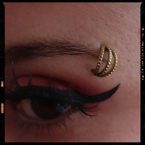 Piercings Idea - Eyebrow piercing Eyebrow Piercing Hoop, Eyebrow Piercing Ring, Eyebrow Ring Piercing, Fashion Eyeliner, Eyebrow Jewelry, App Filter, Eyebrow Ring, Airbrush App, Eyebrow Piercing