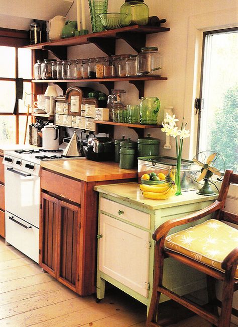 I like the mix and match as well as the shelves above the stove :) Bohemian Style Kitchen, Unfitted Kitchen, Classy Kitchen, Bohemian Kitchen, Cottage Kitchen, Style Kitchen, Country House Decor, Farmhouse Kitchen Decor, Kitchen Style