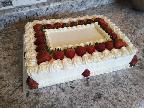 Rectangle Strawberry Cake, Strawberry Sheet Cake Decorations, Sheet Pan Ideas, Sweet Decoration Ideas, Simple Balloon Decoration, Strawberry Cake Decorations, Square Cake Design, Pastel Rectangular, Mexican Mocha