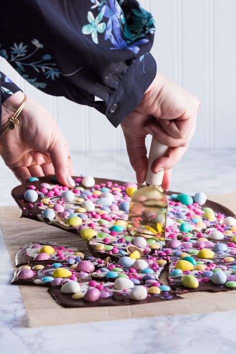 Easter Candy Bark | Easter ideas, Easter recipes, Easter brunch ideas, Easter crafts and more from @cydconverse Easter Bark Candy, Brunch Ideas Easter, Easter Bark, Easter Brunch Ideas, Chocolate Bark Christmas, Recipes Easter, New Year's Desserts, Chocolate Bark Recipe, Candy Bark