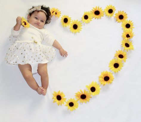 Baby sunflower milestones Baby Sunflower, Stella Luna, Monthly Baby Pictures, Milestone Pictures, Sunflower Photo, First Year Photos, Baby Basics, Monthly Photos, Babies First Year