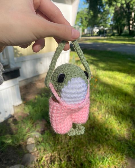 love my little froggy friends :) pattern by @cuddlycrochetsbykat | #crochet #handmade #frog #amigurumi #crochetinspiration #crochetkeychain Crochet For Friends, Amigurumi Aesthetic, Korean Crochet, Frog Amigurumi, Amigurumi Frog, 3d Crochet, Frog Crochet, Dorm Art, Crochet Frog