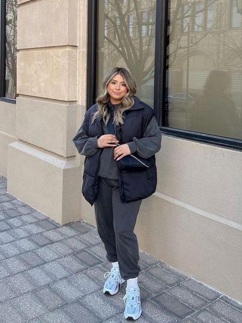 Casual Outfits Midsize Winter, Autumn 2023 Midsize Fashion, Plus Size Fall Mom Outfits, Cold Outfits Midsize, Midsize Snow Outfit, Plus Rainy Day Outfit, Autumn Winter Outfits Plus Size, Winter Athleisure Outfits Midsize, Puffer Vest Outfit Midsize